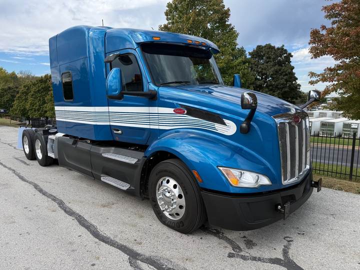 2025 Peterbilt 579 80" Mid Roof Sleeper, exterior photo 1