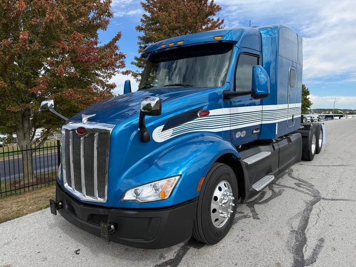 2025 Peterbilt 579 80" Mid Roof Sleeper, exterior photo 2