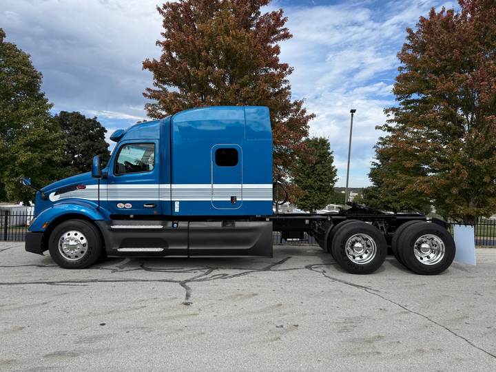 2025 Peterbilt 579 80" Mid Roof Sleeper, exterior photo 3