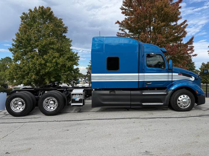 2025 Peterbilt 579 80" Mid Roof Sleeper, exterior photo 6