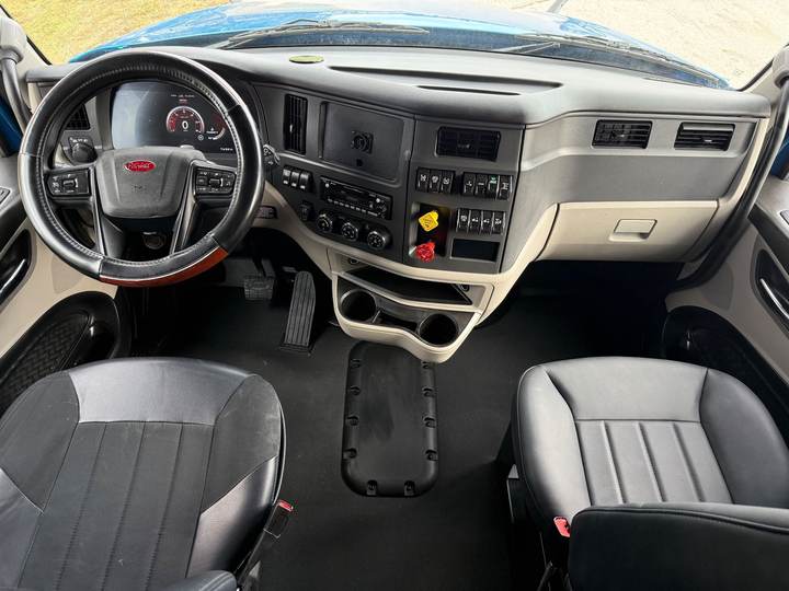 2025 Peterbilt 579 80" Mid Roof Sleeper, interior photo 7