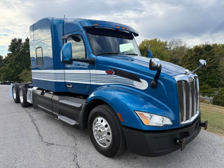 2025 Peterbilt 579 80" Mid Roof Sleeper, exterior photo 1