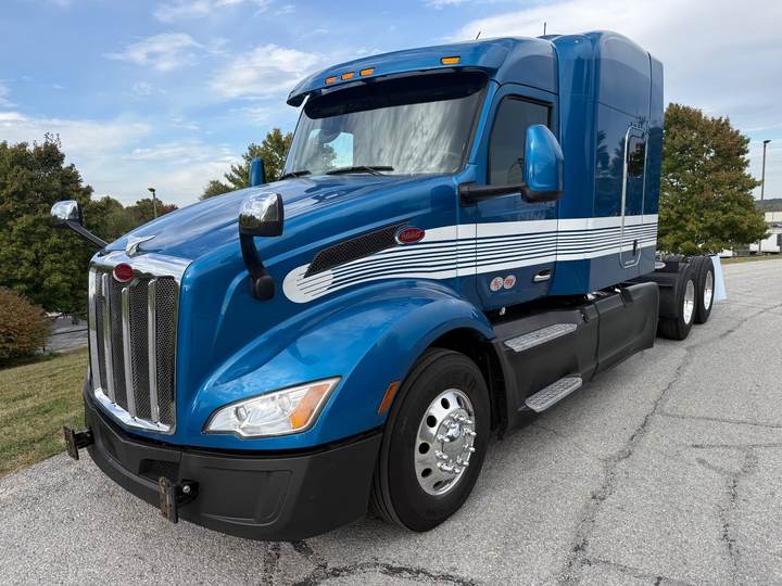 2025 Peterbilt 579 80" Mid Roof Sleeper, exterior photo 2