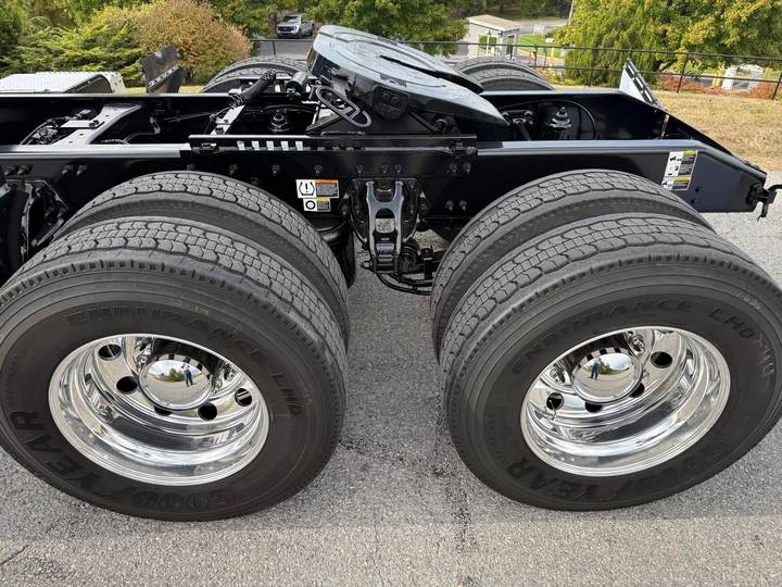 2025 Peterbilt 579 80" Mid Roof Sleeper, exterior photo 3