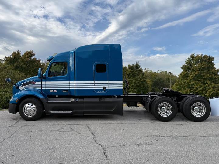 2025 Peterbilt 579 80" Mid Roof Sleeper, exterior photo 4