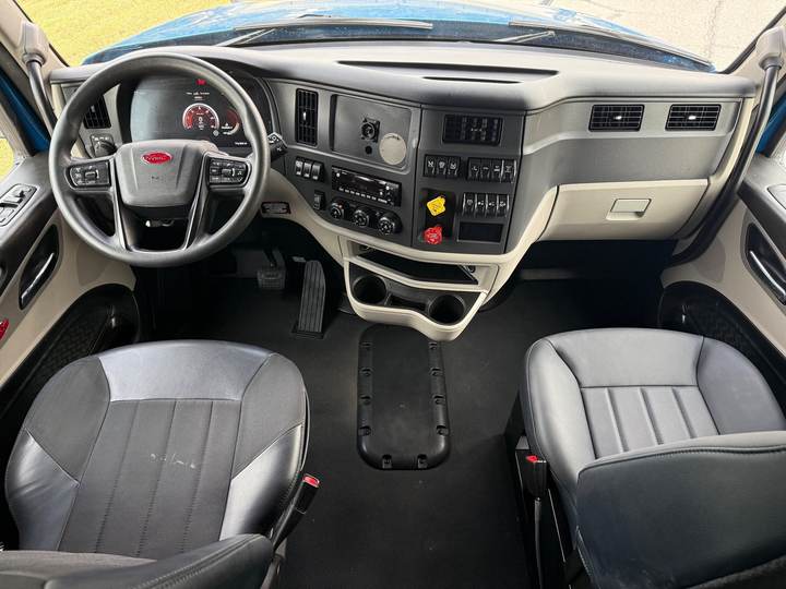 2025 Peterbilt 579 80" Mid Roof Sleeper, interior photo 7