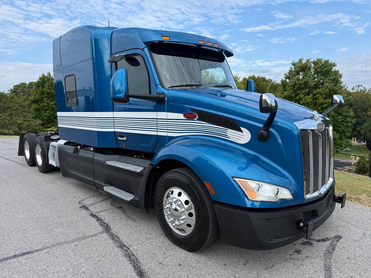 2025 Peterbilt 579 80" Mid Roof Sleeper, exterior photo 1