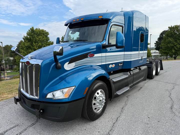 2025 Peterbilt 579 80" Mid Roof Sleeper, exterior photo 2