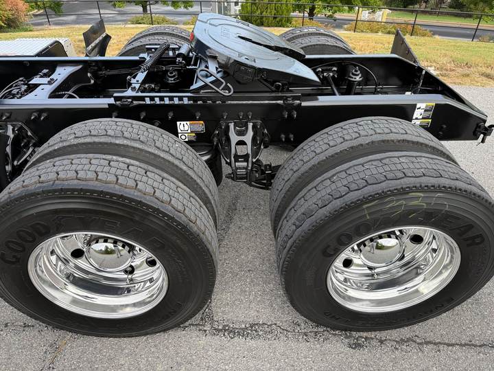 2025 Peterbilt 579 80" Mid Roof Sleeper, exterior photo 3