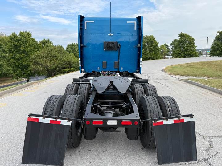 2025 Peterbilt 579 80" Mid Roof Sleeper, exterior photo 4