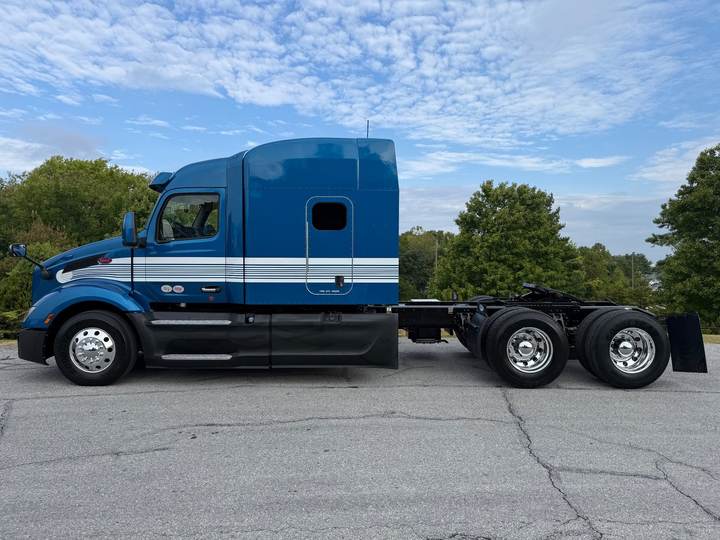 2025 Peterbilt 579 80" Mid Roof Sleeper, exterior photo 5