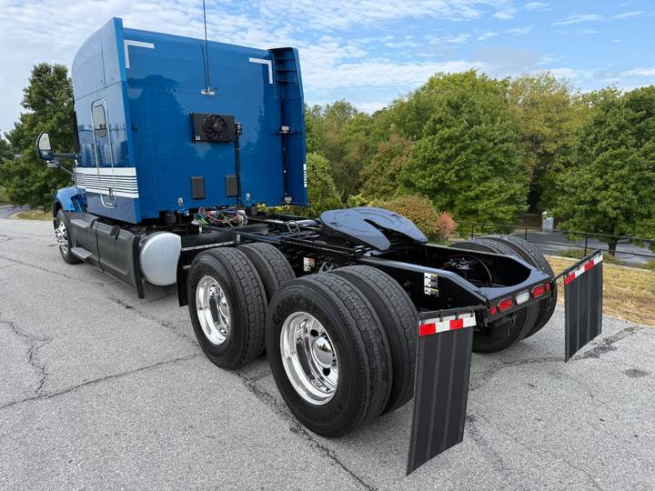 2025 Peterbilt 579 80" Mid Roof Sleeper, exterior photo 6