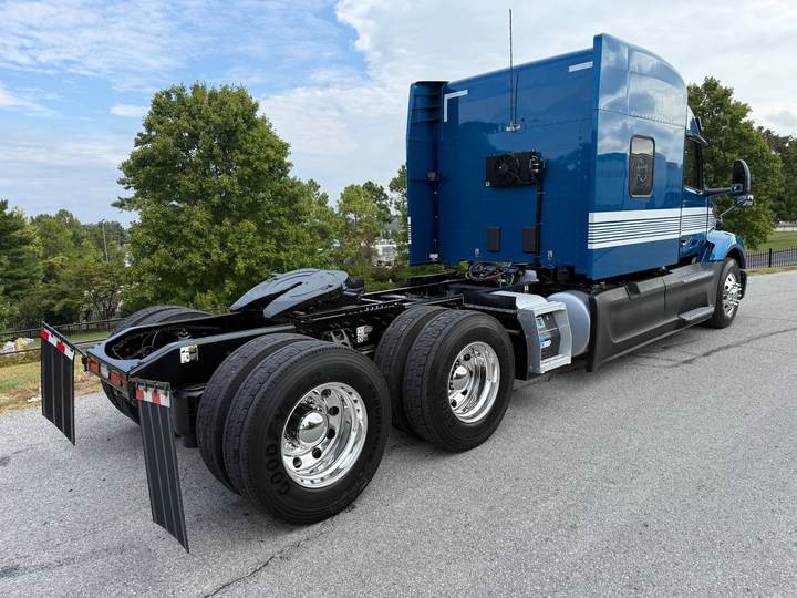 2025 Peterbilt 579 80" Mid Roof Sleeper, exterior photo 7