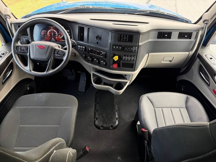 2025 Peterbilt 579 80" Mid Roof Sleeper, interior photo 8