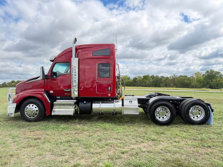 2026 Kenworth T680 76" Mid Roof Sleeper, exterior photo 4