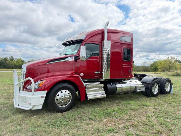 2026 Kenworth T680 76" Mid Roof Sleeper, exterior photo 5
