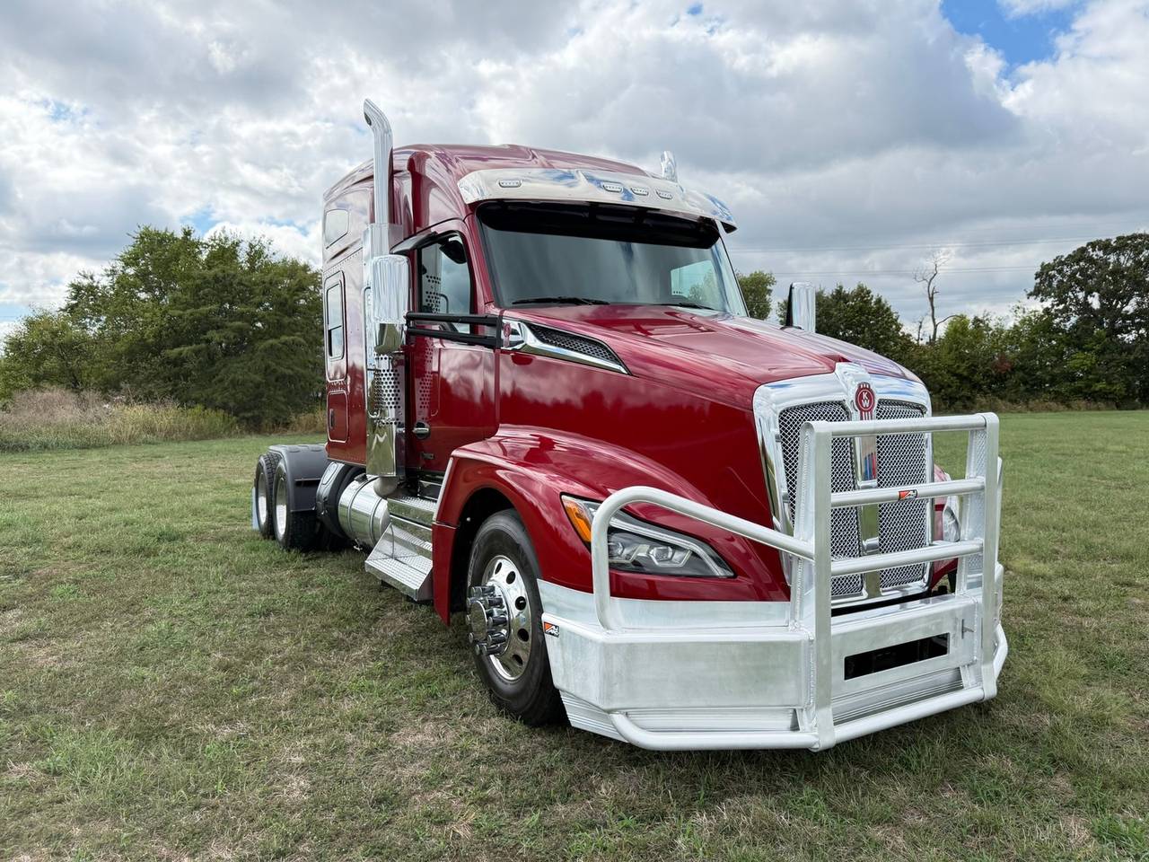 2026 Kenworth T680 76" Mid Roof Sleeper, exterior photo 1