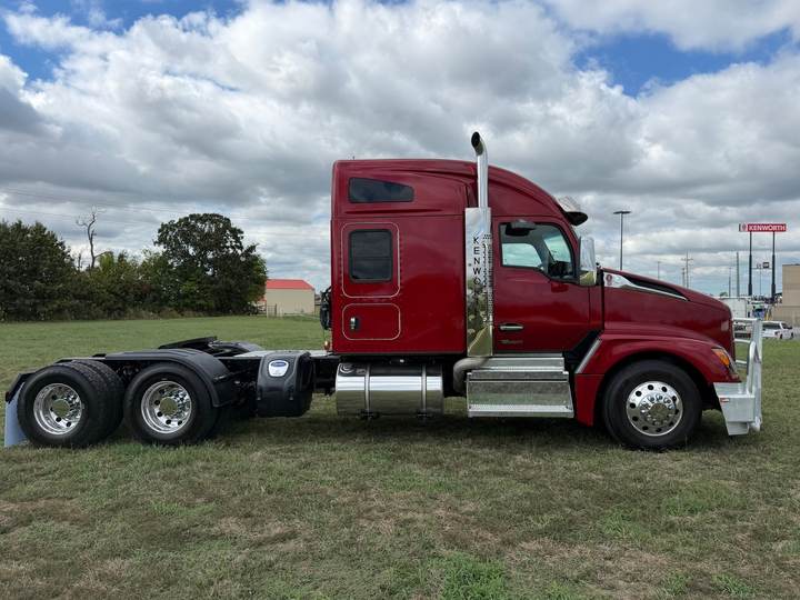 2026 Kenworth T680 76" Mid Roof Sleeper, exterior photo 2