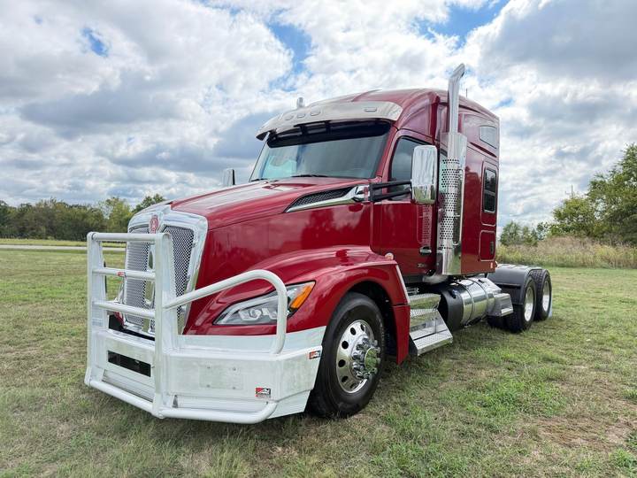 2026 Kenworth T680 76" Mid Roof Sleeper, exterior photo 5