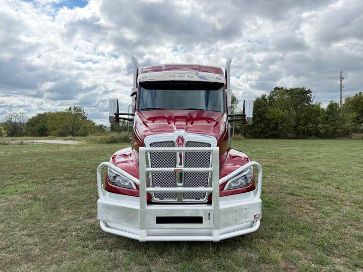 2026 Kenworth T680 76" Mid Roof Sleeper, exterior photo 6