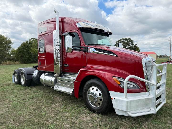 2026 Kenworth T680 76" Mid Roof Sleeper, exterior photo 7