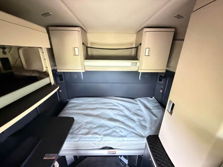 2026 Kenworth T680 76" Mid Roof Sleeper, interior photo 8