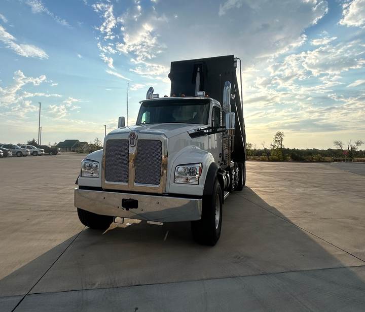 2026 Kenworth T880S Quad Axle Dump Truck, exterior photo 1