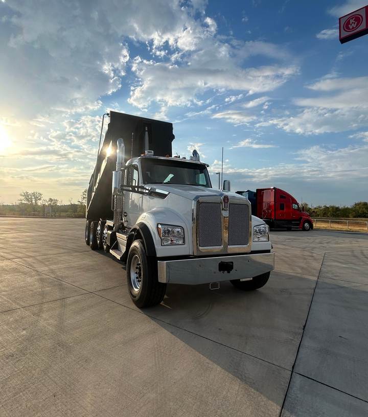 2026 Kenworth T880S Quad Axle Dump Truck, exterior photo 2