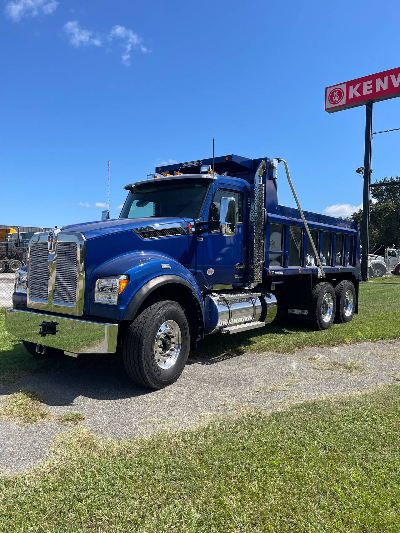 2026 Kenworth T880S Tandem Dump Truck, exterior photo 1