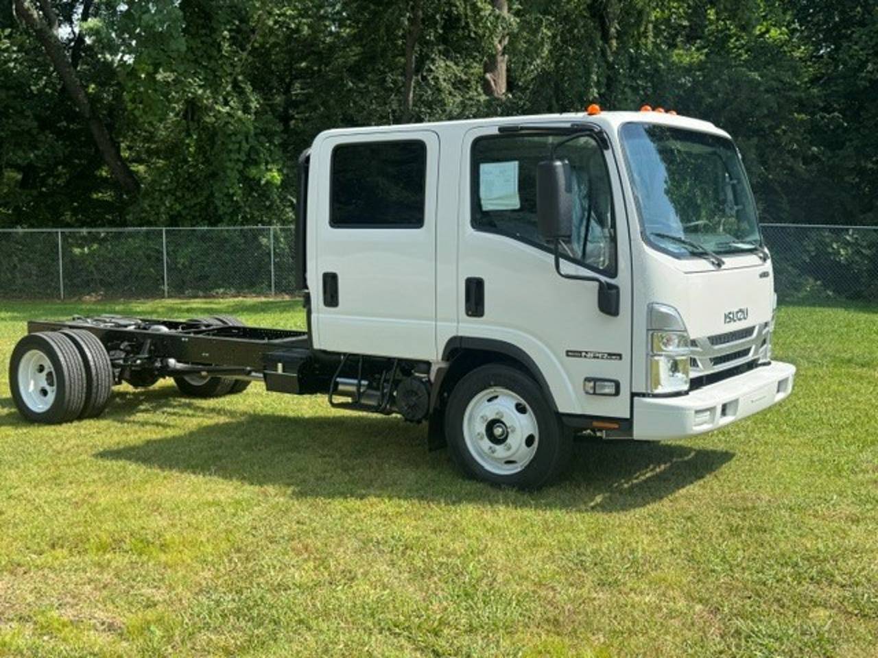2027 Isuzu Npr-hd Cab and Chassis, exterior photo 1