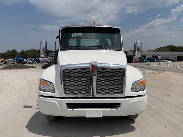 2027 Kenworth T280 Flatbed Truck, exterior photo 3