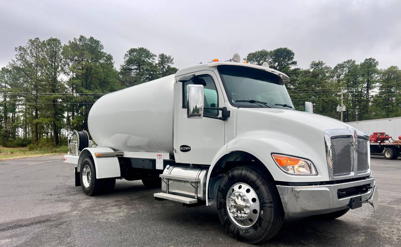 2027 Kenworth T380 Cab and Chassis, exterior photo 1