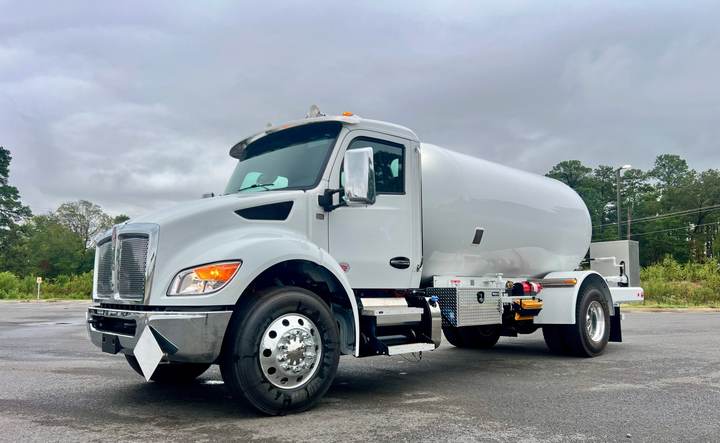 2027 Kenworth T380 Cab and Chassis, exterior photo 2