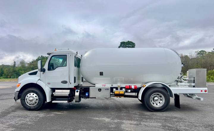 2027 Kenworth T380 Cab and Chassis, exterior photo 3