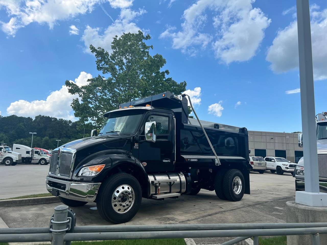 2027 Kenworth T380 Dump Truck, exterior photo 1