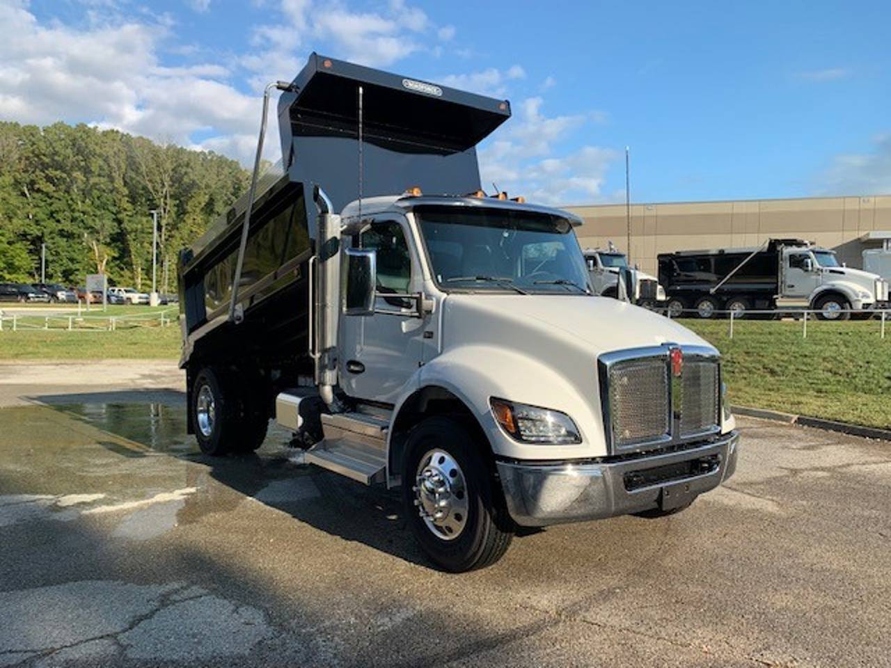 2027 Kenworth T380 Dump Truck, exterior photo 1