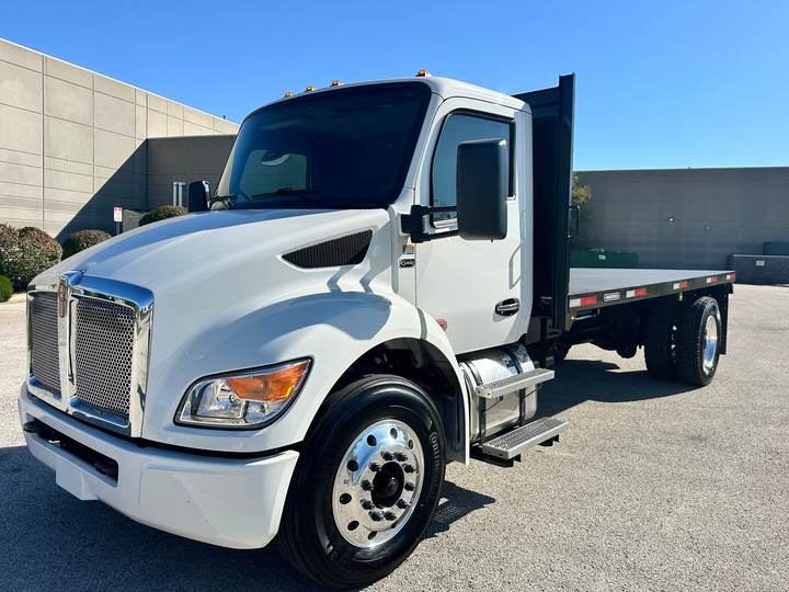 2027 Kenworth T380 Flatbed Truck, exterior photo 1