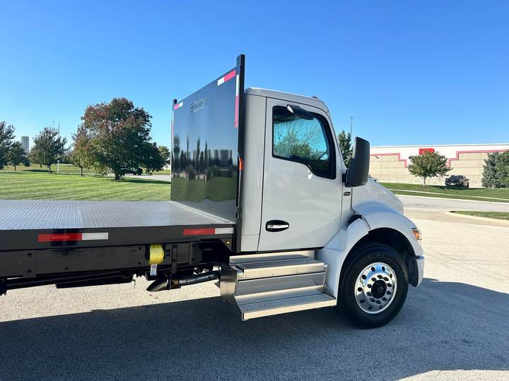 2027 Kenworth T380 Flatbed Truck, exterior photo 4