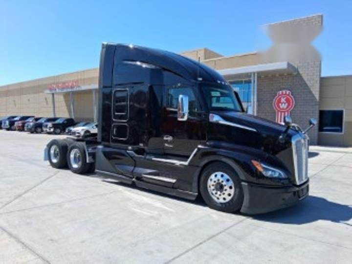 2027 Kenworth T680 76" Raised Roof Sleeper, exterior photo 1