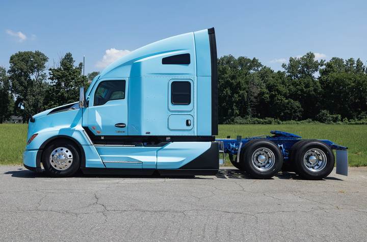 2027 Kenworth T680 76" Raised Roof Sleeper, exterior photo 2