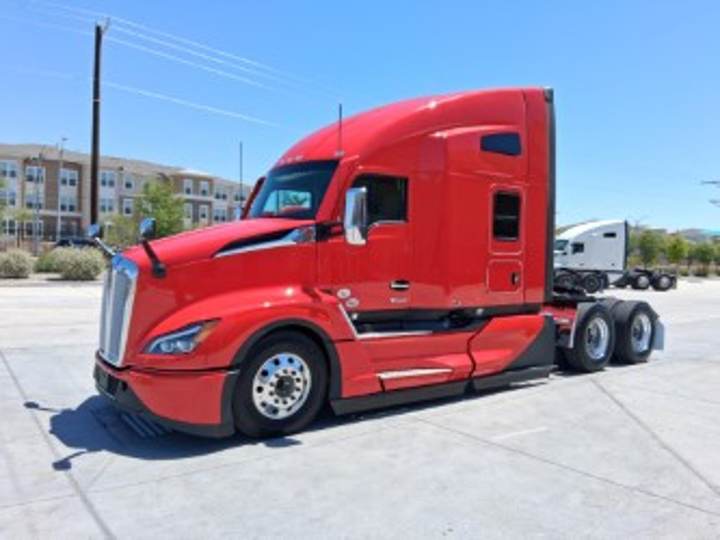 2027 Kenworth T680 76" Raised Roof Sleeper, exterior photo 2