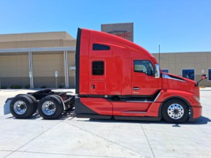 2027 Kenworth T680 76" Raised Roof Sleeper, exterior photo 5