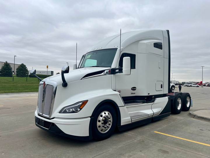 2027 Kenworth T680 76" Raised Roof Sleeper, exterior photo 1
