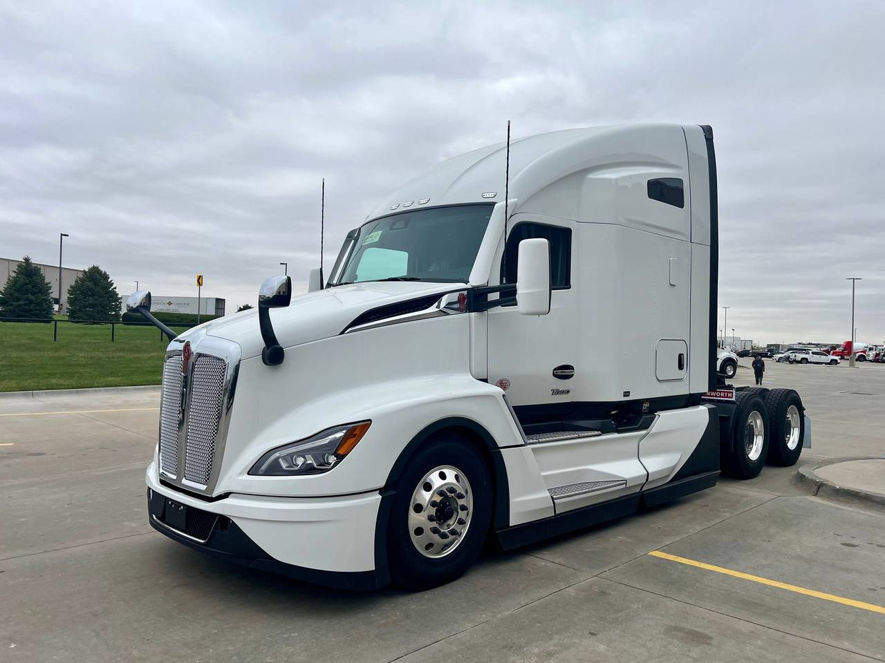 2027 Kenworth T680 76" Raised Roof Sleeper, exterior photo 1