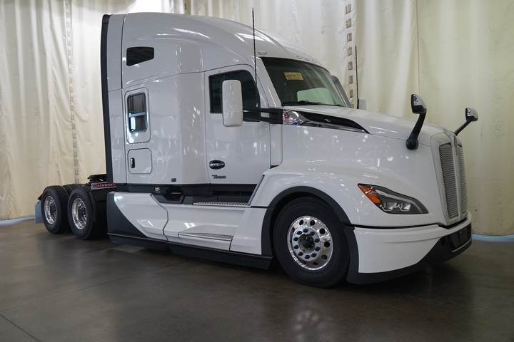 2027 Kenworth T680 76" Raised Roof Sleeper, exterior photo 1