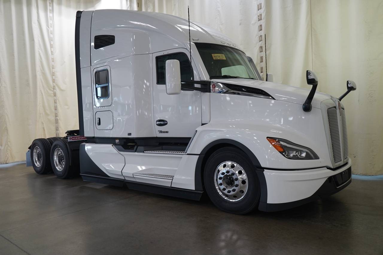 2027 Kenworth T680 76" Raised Roof Sleeper, exterior photo 1