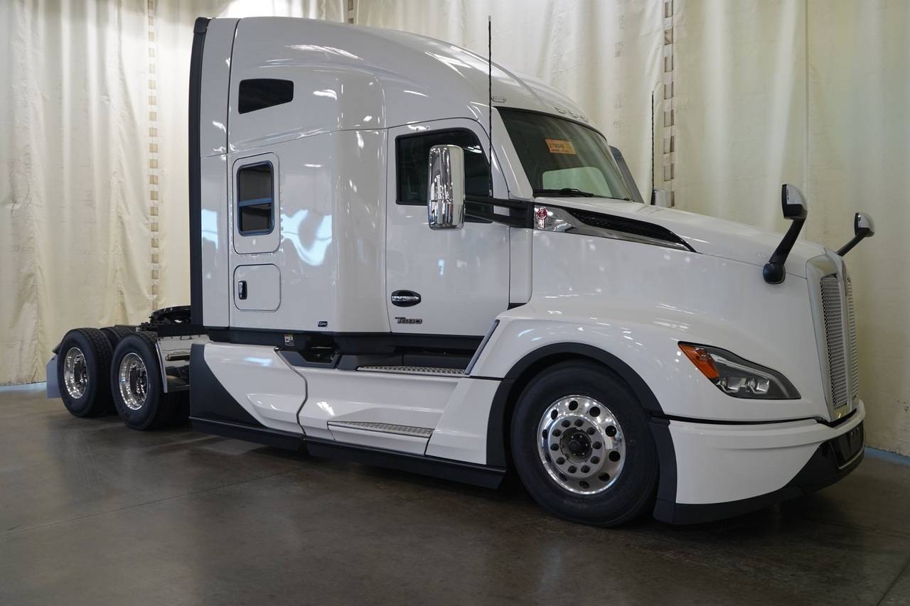 2027 Kenworth T680 76" Raised Roof Sleeper, exterior photo 1
