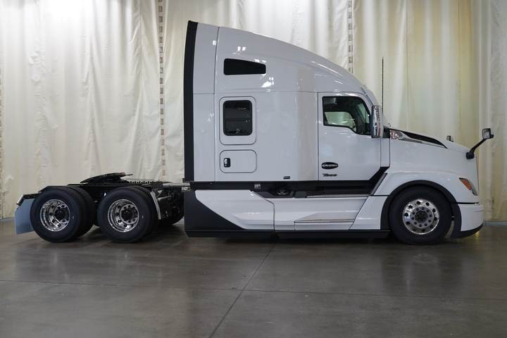 2027 Kenworth T680 76" Raised Roof Sleeper, exterior photo 3
