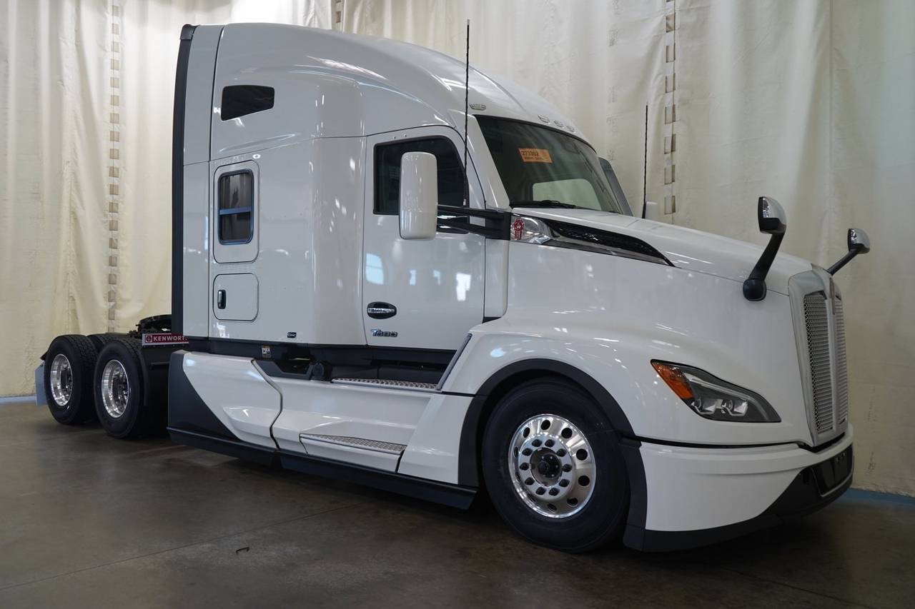 2027 Kenworth T680 76" Raised Roof Sleeper, exterior photo 1