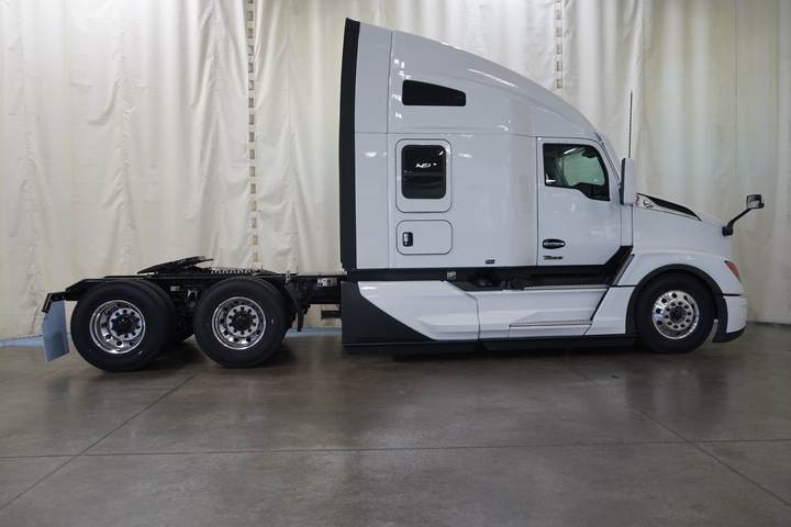 2027 Kenworth T680 76" Raised Roof Sleeper, exterior photo 3